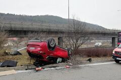 Prevrátene auto na Kysuckej ulici