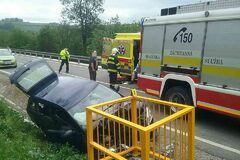 Vážna nehoda na Kysuciach: auto vrazilo do kovovej konštrukcie pri ceste, FOTO