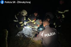 Policajti riskovali vlastné životy. V ľadovej vode zachránili život topiacemu mužovi