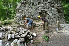 Historický okamih pre Starý hrad: po 250 rokov sa bude opäť murovať