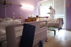 Počet COVID hospitalizácií sa zdvojnásobil, chorí pribúdajú aj medzi personálom 