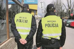 O prácu policajta sa uchádzal políciou hľadaný muž