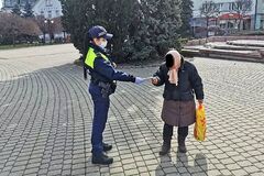 Mestská polícia rozdáva rúška v uliciach Žiliny. Ušlo sa bezdomovcom aj najmenším obyvateľom, FOTO