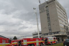 FOTO: Hasiči v Žiline cvičili hasenie a evakuáciu výškovej budovy