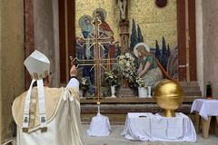 Žilinský biskup požehnal obnovený kríž z katedrály, súčasťou odkazu pre budúce generácie je aj Žilinský večerník, FOTO